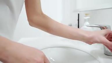 女士浴室挤牙膏到牙刷上视频的预览图